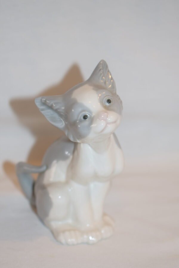 Lladro Feed Me #5113 Porcelain Cat Figurine