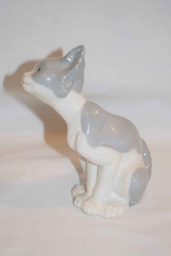 Lladro Feed Me #5113 Porcelain Cat Figurine - Image 2