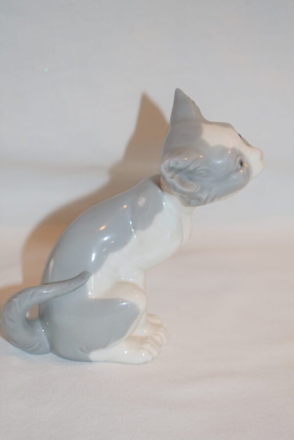 Lladro Feed Me #5113 Porcelain Cat Figurine - Image 4