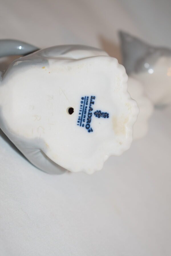 Lladro Feed Me #5113 Porcelain Cat Figurine - Image 5