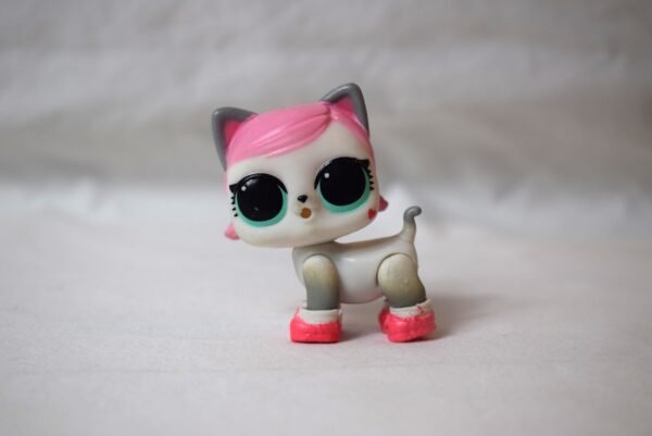 2018 MGA LOL Surprise Pets Cat with Pink Hair & Shoes Figure